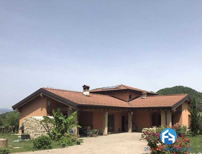 Villa in Vendita a Castelnovo ne' Monti Via Frascaro