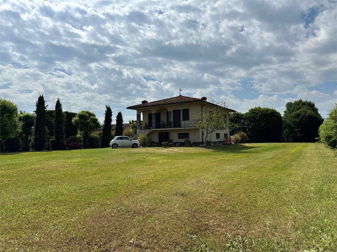 Villa in Vendita a Capannori Lammari