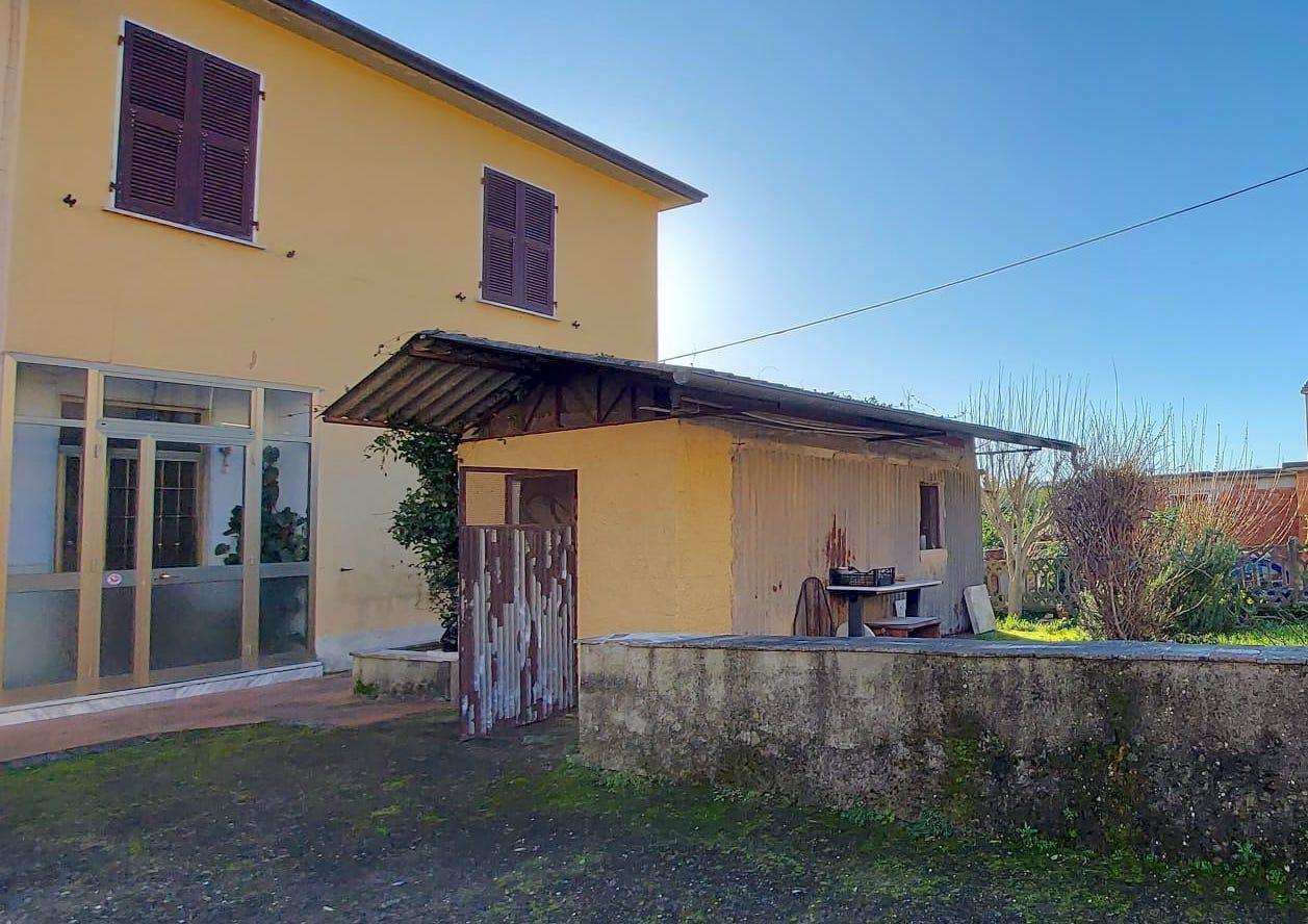 Casa Bi - Trifamiliare in Vendita a Ortonovo Via Pino,