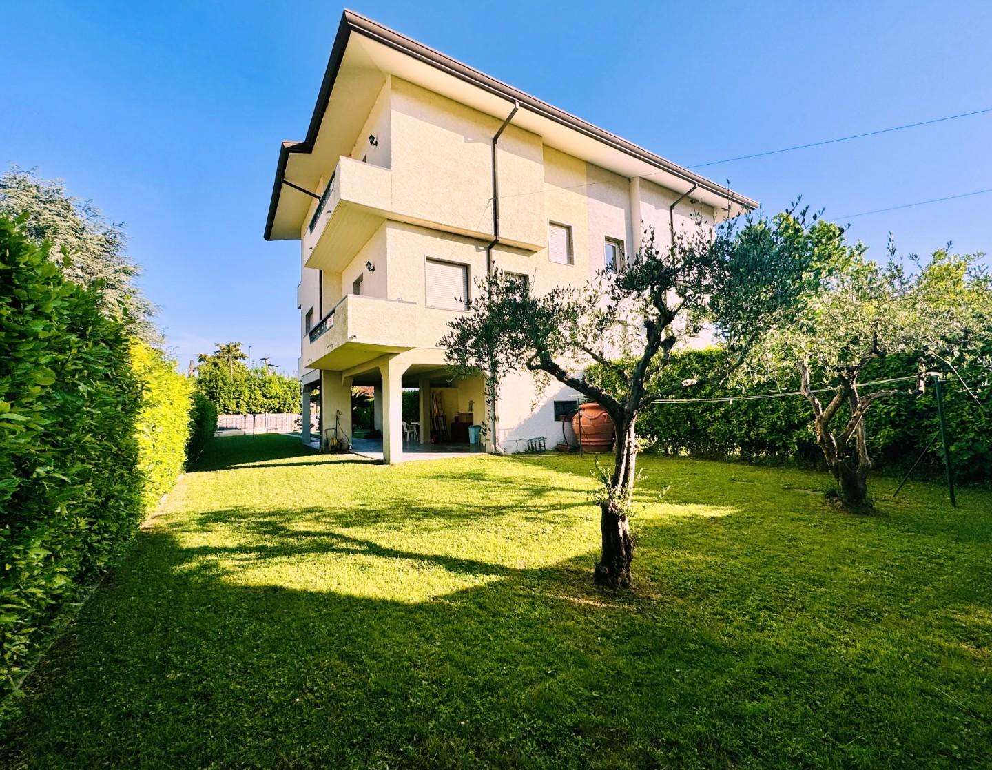 Casa Bi - Trifamiliare in Vendita a Pietrasanta Via Ficalucci,