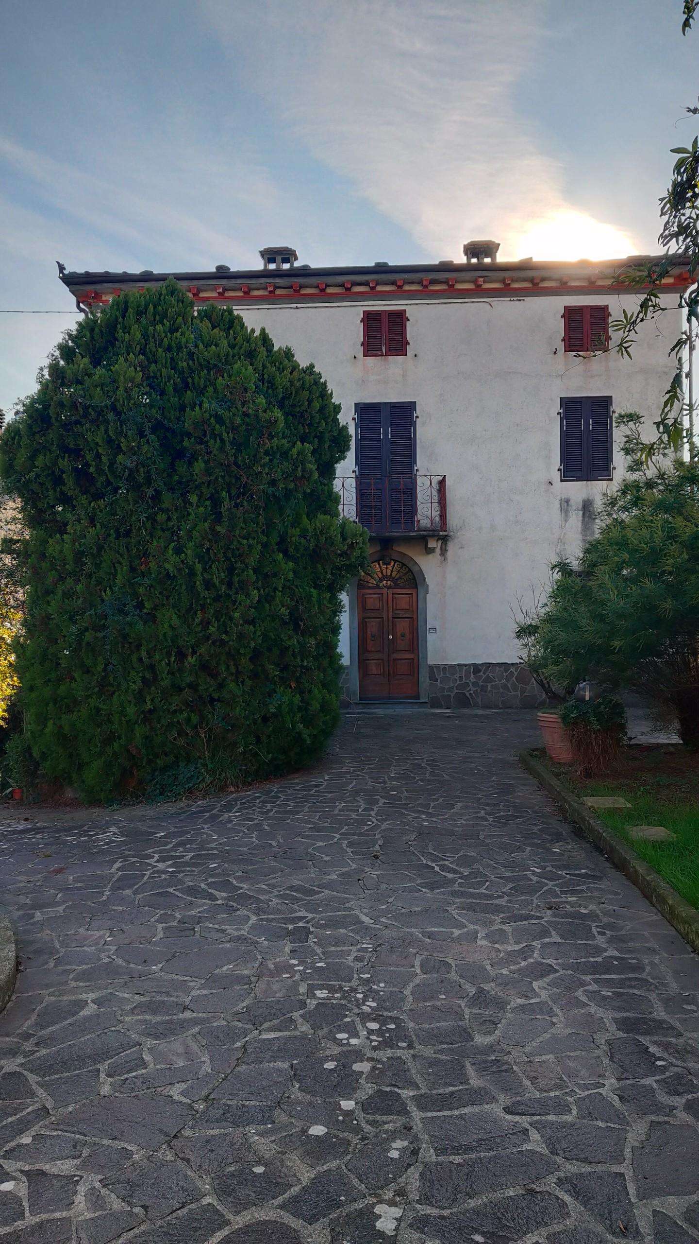 Villa in Vendita a Capannori Colle di Compito,