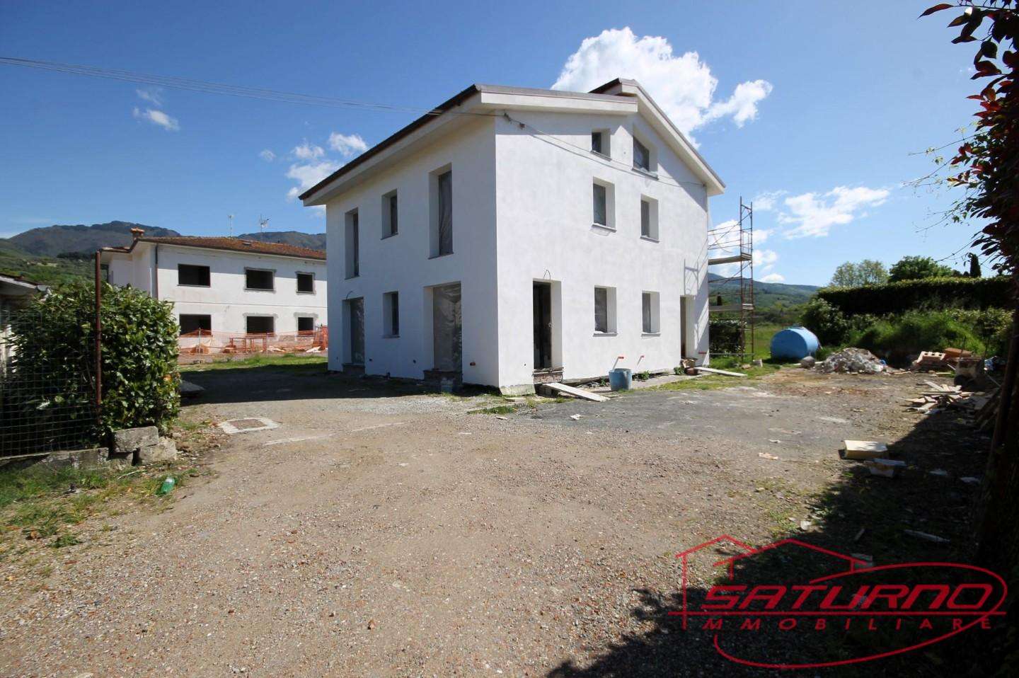Casa Bi - Trifamiliare in Vendita a Capannori Marlia Villa Reale, 55012