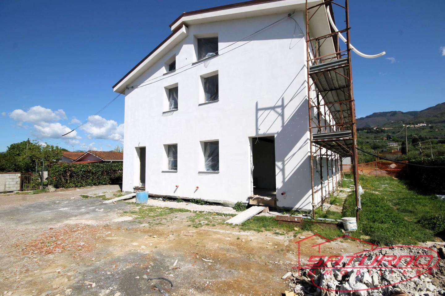 Casa Bi - Trifamiliare in Vendita a Capannori Marlia Villa Reale, 55012