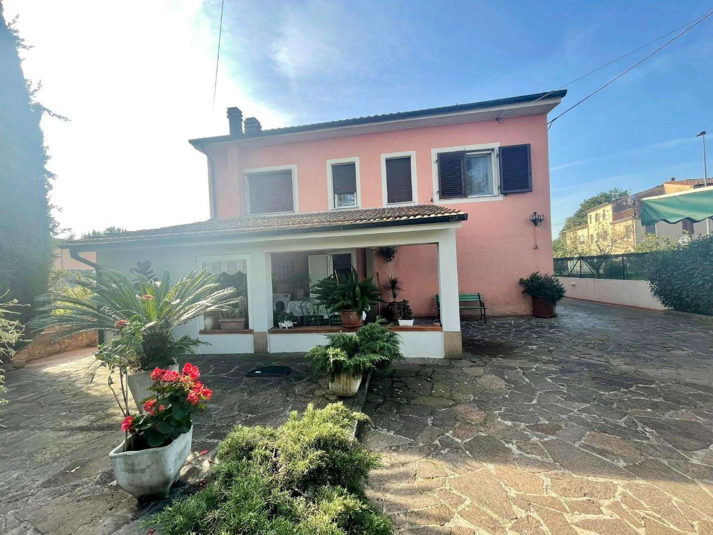 Villa in Vendita a Porcari Via Romana Est,