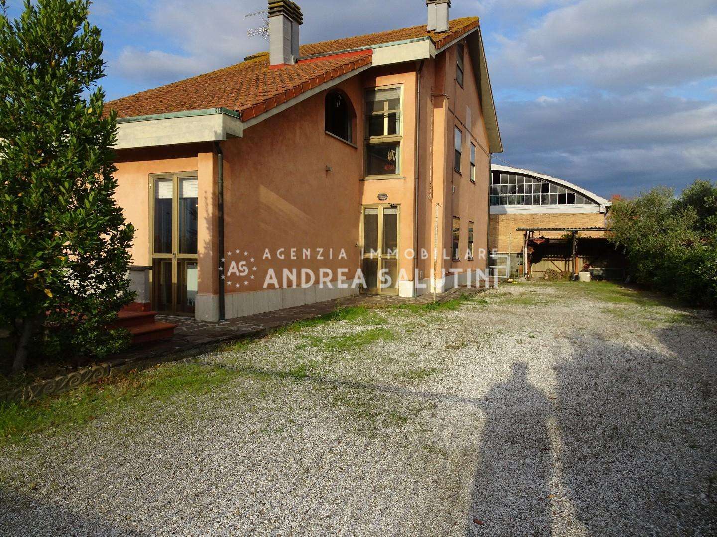Villa in Vendita a Pontedera Via Cadorna,