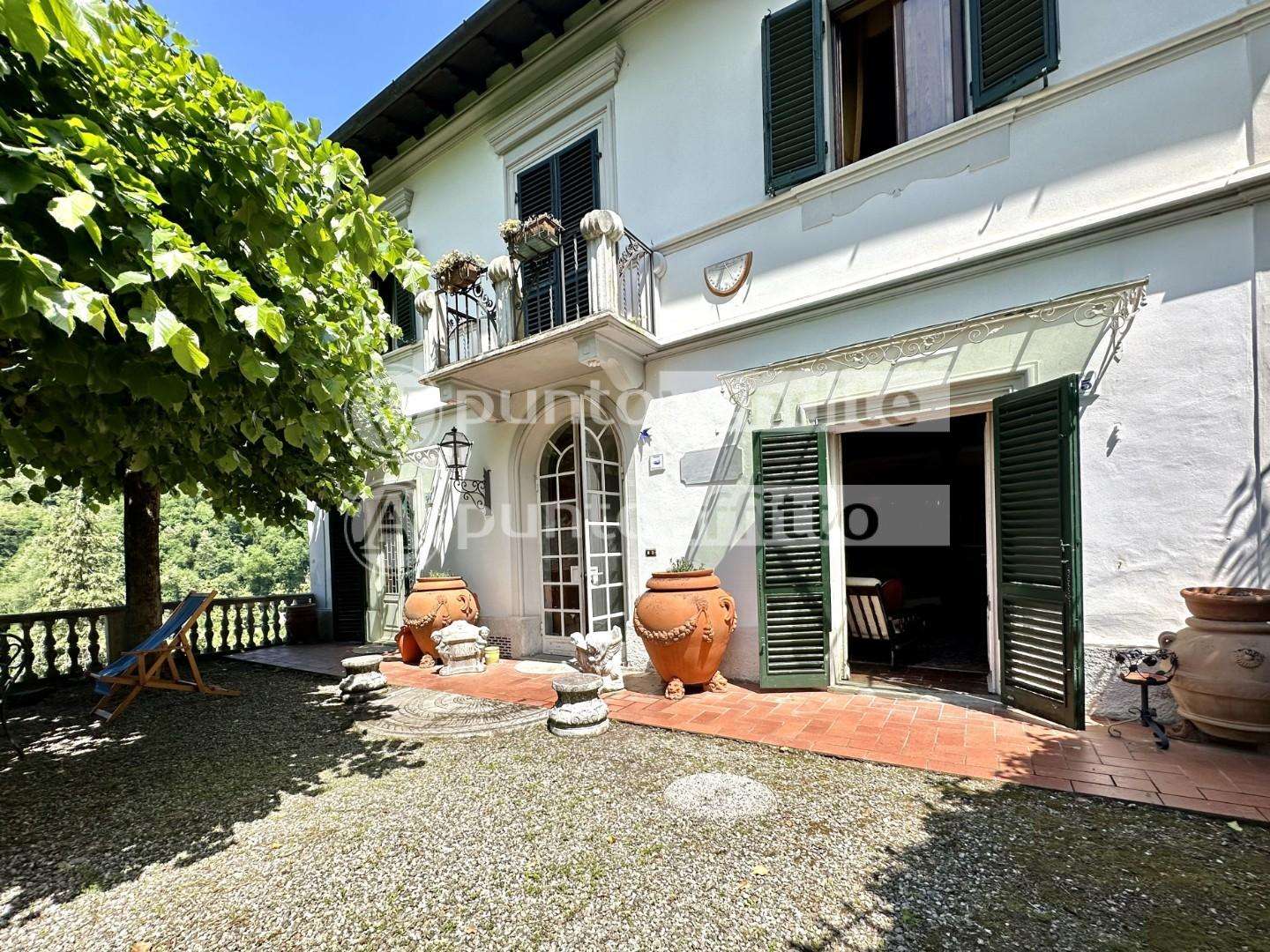 Villa in Vendita a Bagni di Lucca Via Demidoff, 1