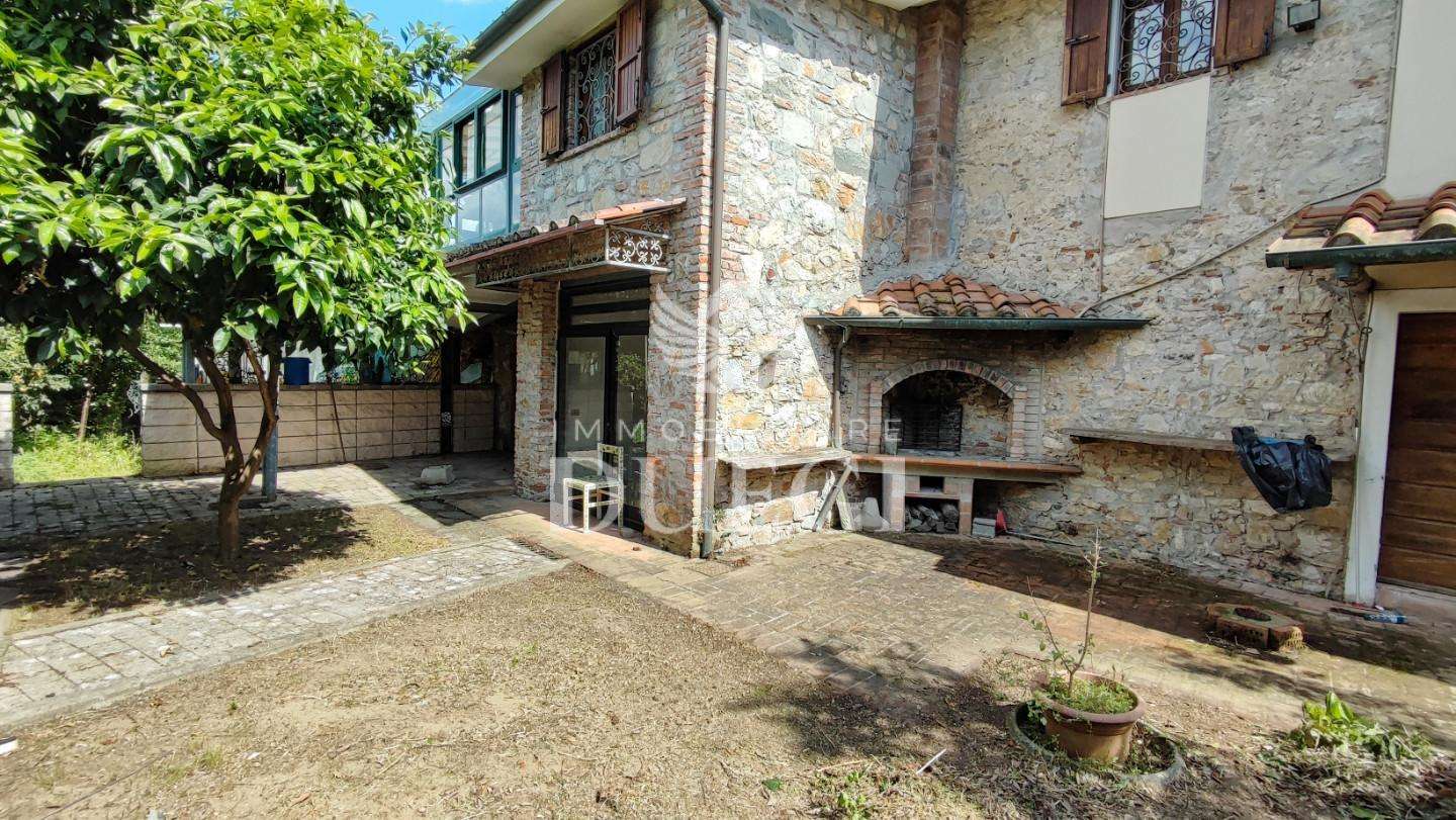 Villa in Vendita a Viareggio Via Nino Bixio, 55049