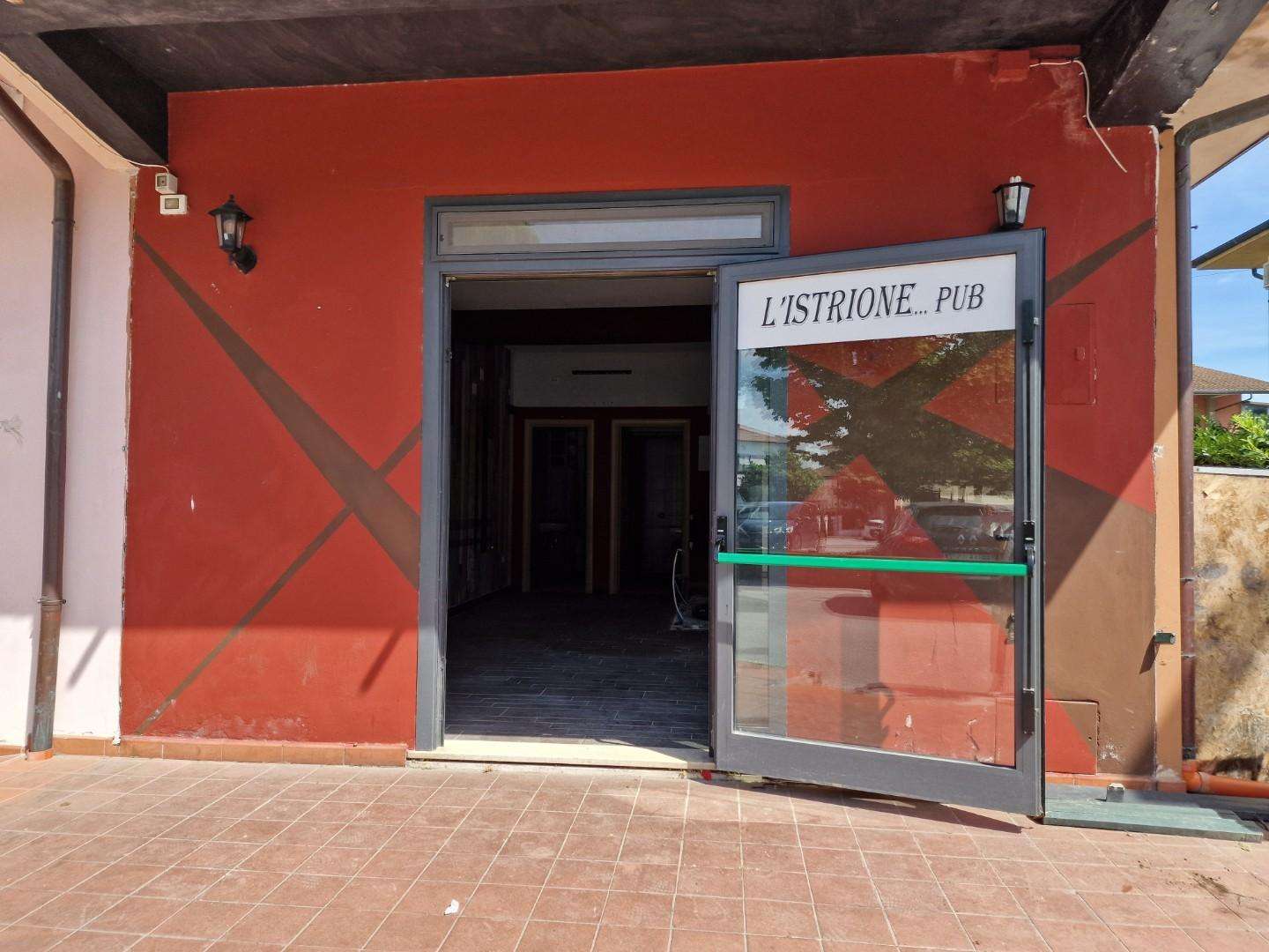 Locale commerciale in Vendita a Crespina Lorenzana Piazza Giuseppe di Vittorio,