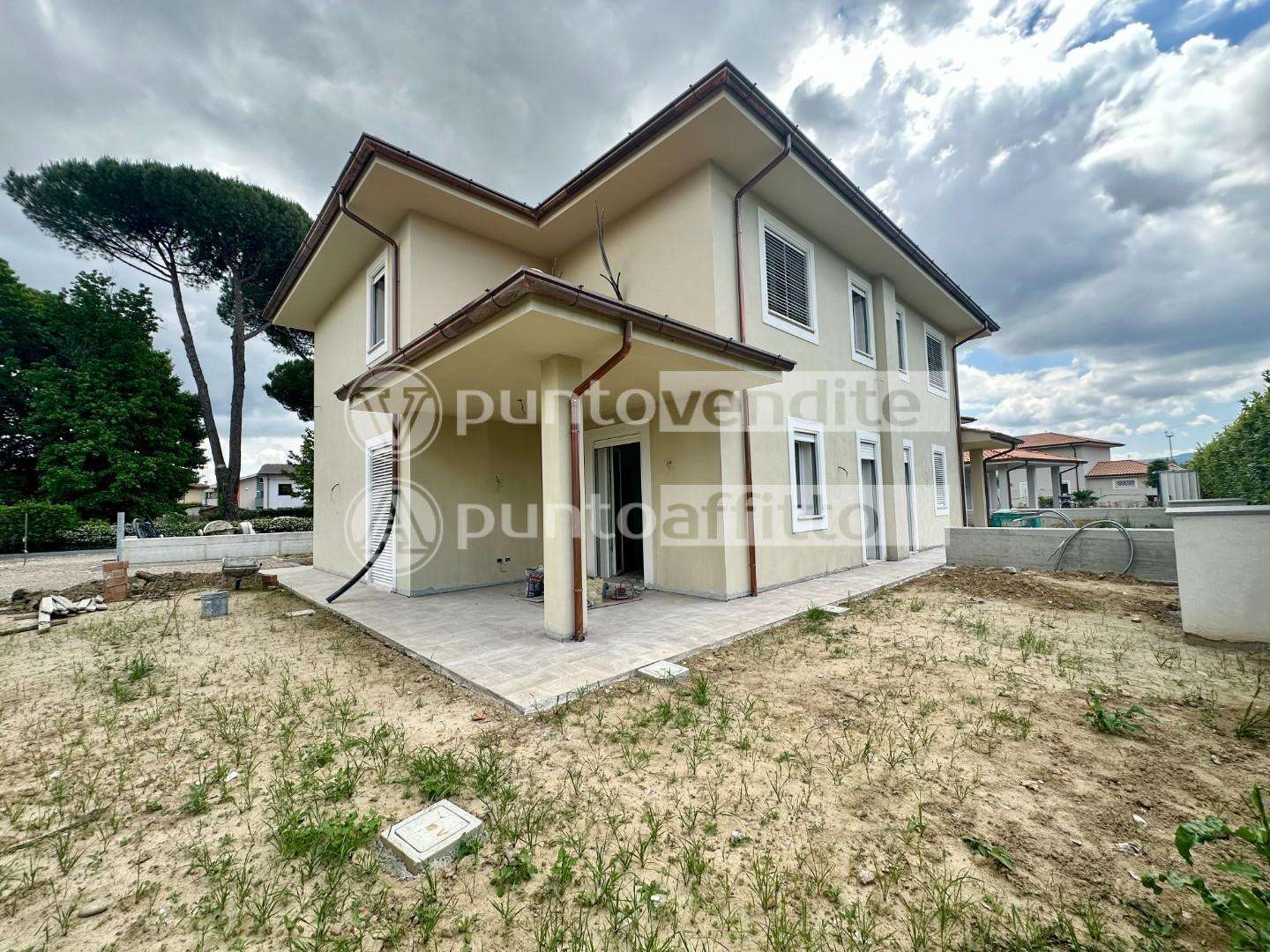 Casa Bi - Trifamiliare in Vendita a Capannori Via G. Pieraccini, 12