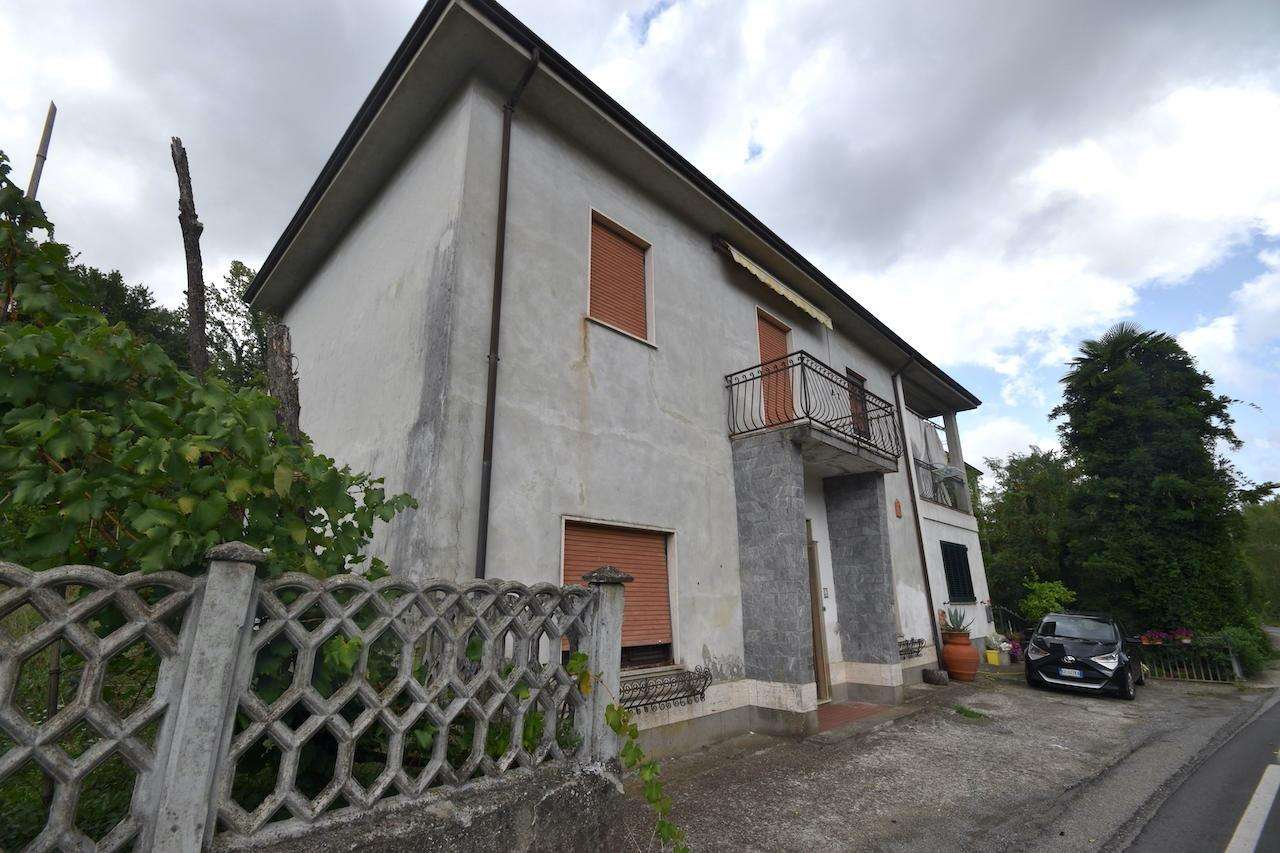 Casa Bi - Trifamiliare in Vendita a Calice al Cornoviglio Piano di Madrignano SP,