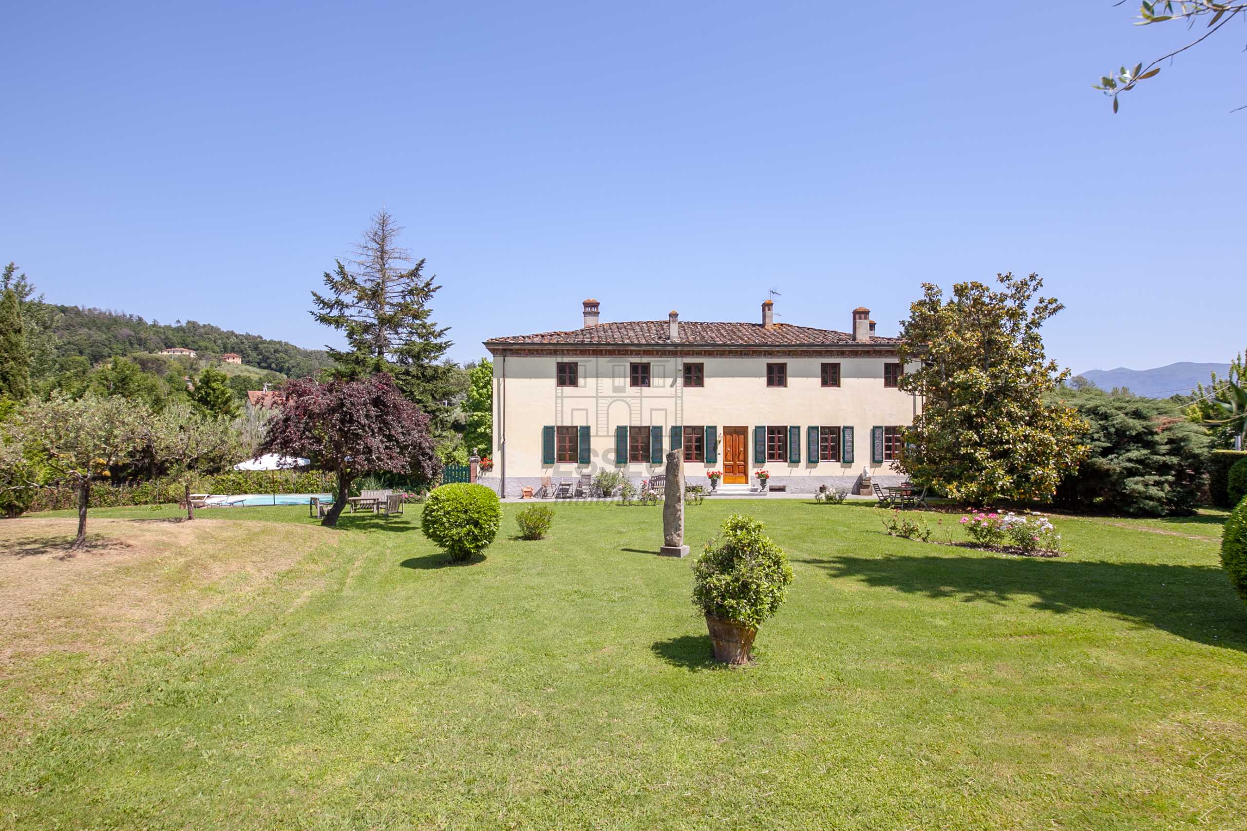 Casa indipendente in Vendita a Lucca Via Sarzanese