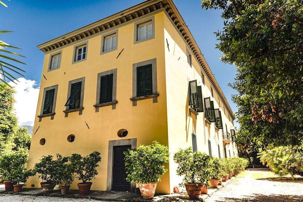 Palazzo - Stabile in Vendita a Lucca Lucca