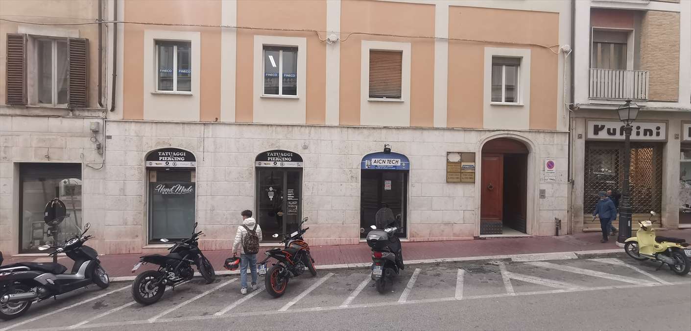 Locale commerciale in Affitto a Chieti Via Spaventa