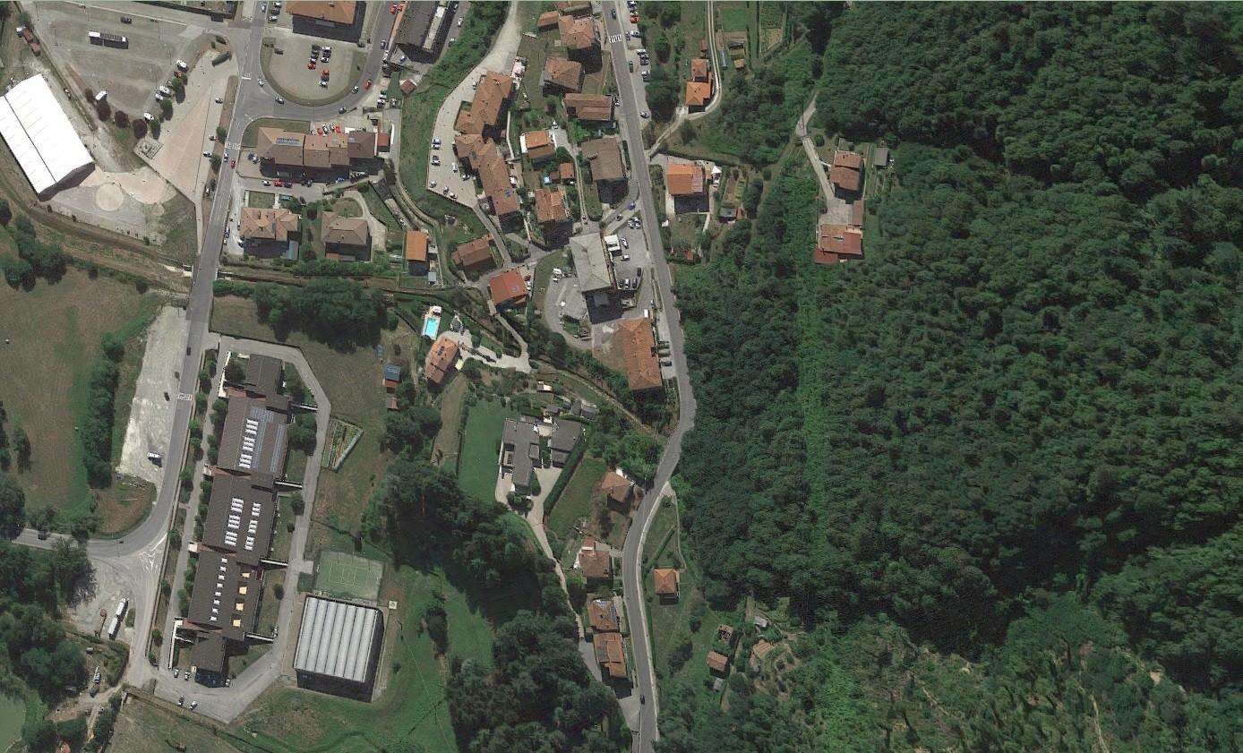 Negozio in Vendita a Castelnuovo di Garfagnana Via Giovan Battista Vannugli, 57