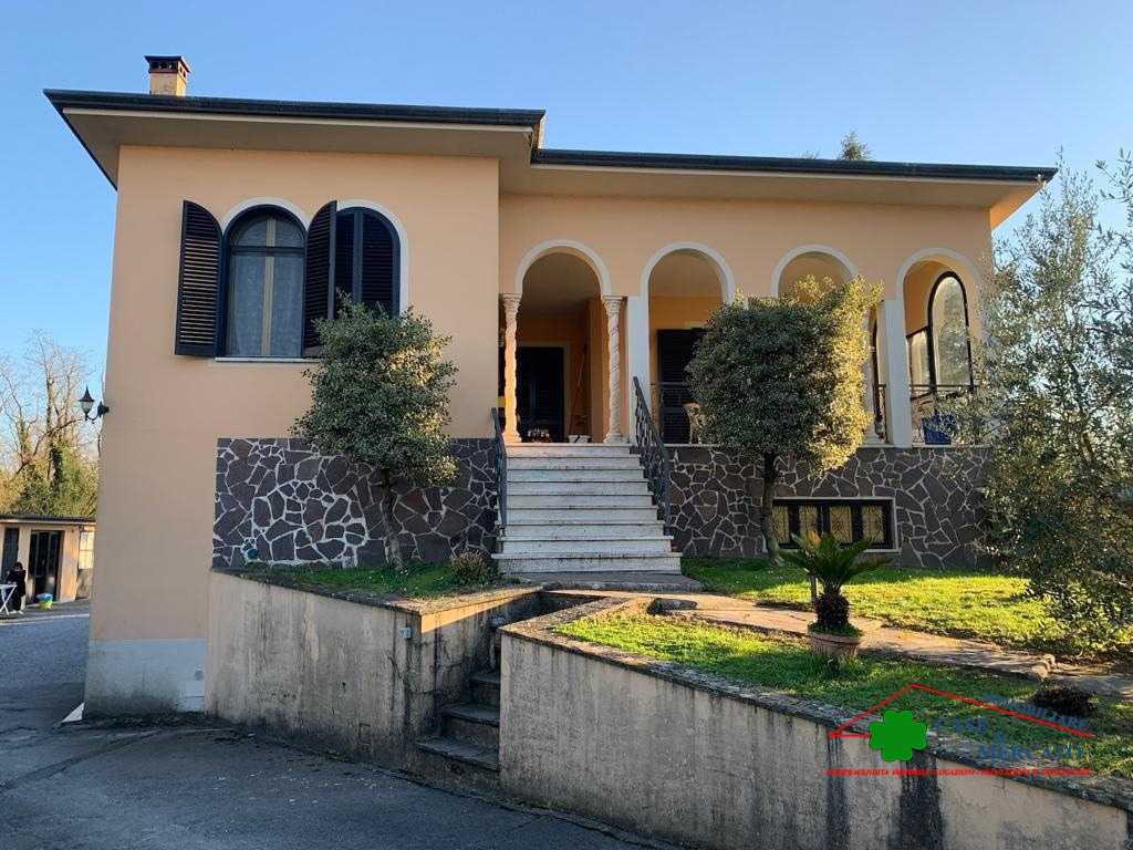 Villa in Vendita a Capannori Via Nuova