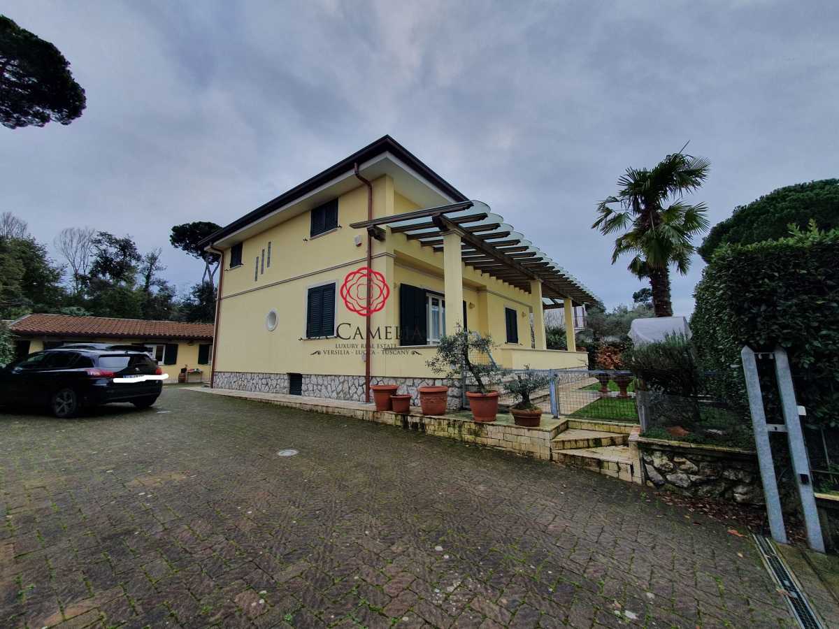 Villa in Vendita a Pietrasanta Via Torino