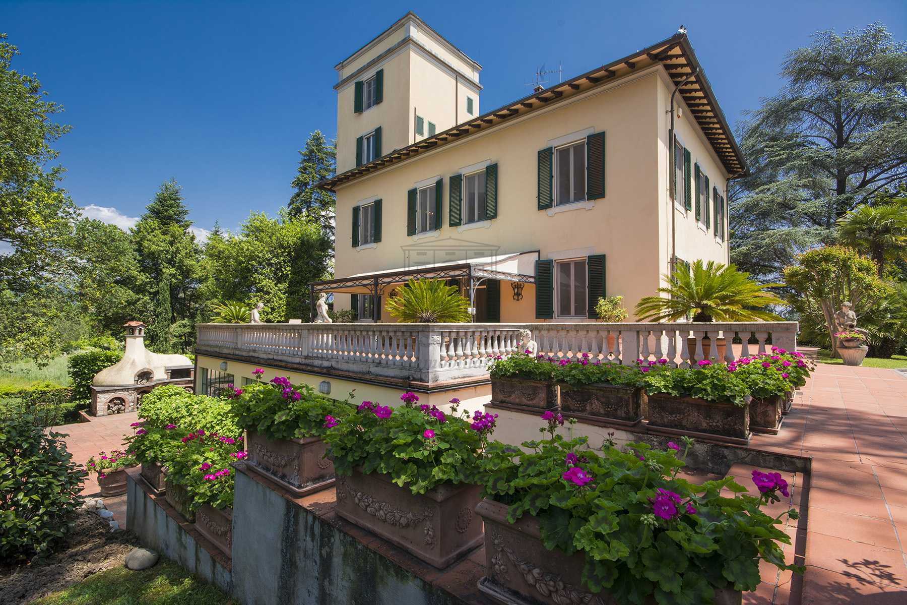 Casa indipendente in Vendita a Lucca Via dei Borelli