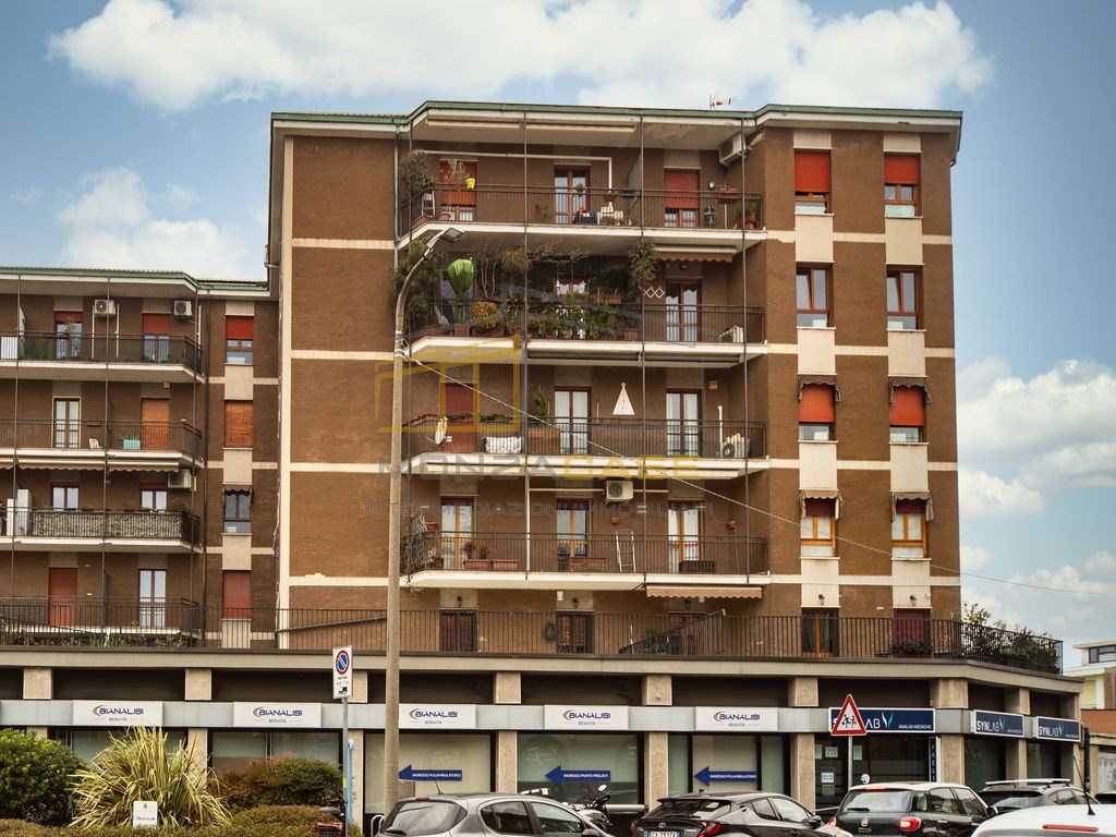 Appartamento in Vendita a Monza via Cavallotti